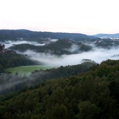 Aufsteigender Nebel hinterm Mönchsfelsen
