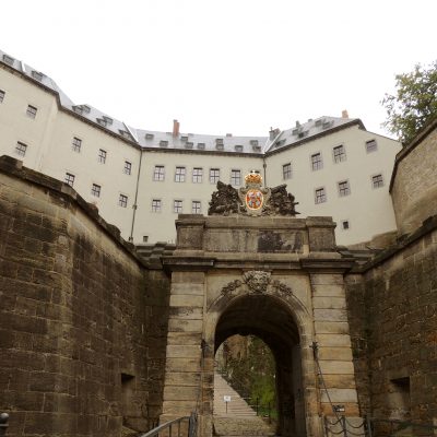 Das imposante Eingangstor der Festung Königstein