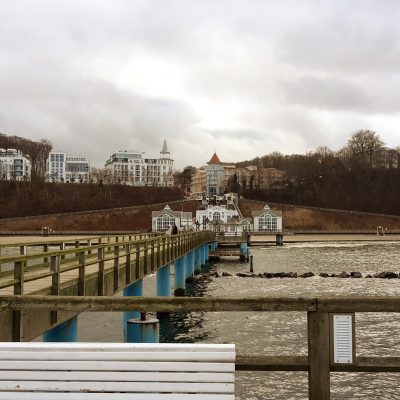 Blick vom Ende der Seebrücke zum Ort