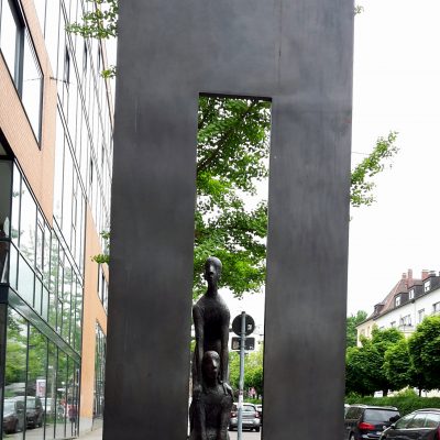 Skulptur von  Karl Ulrich Nuss vor dem Generationenhaus West