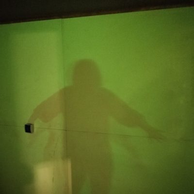 Gefrorene Schatten auf einer phosphoreszierenden Wand.